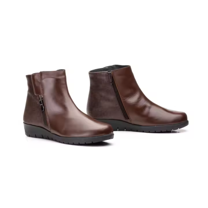 Mº7740 MARRON  Hecho en España Botín Mujer Piel MARRON Grabado Cuña Numeración: 35-42 Marca: JAM Color: MARRON BOTIN PIEL MUY COMODO CIERRE DE CREMALLERA BOTIN MODERNO SUELA CUÑA BAJA ELEGANTE Y COMODO - 1