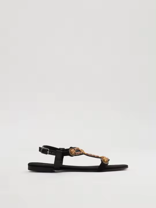Sandalias étnicas con pedrería, base negra, suela plana, cierre hebilla, acabado polipiel INSIDE - 1