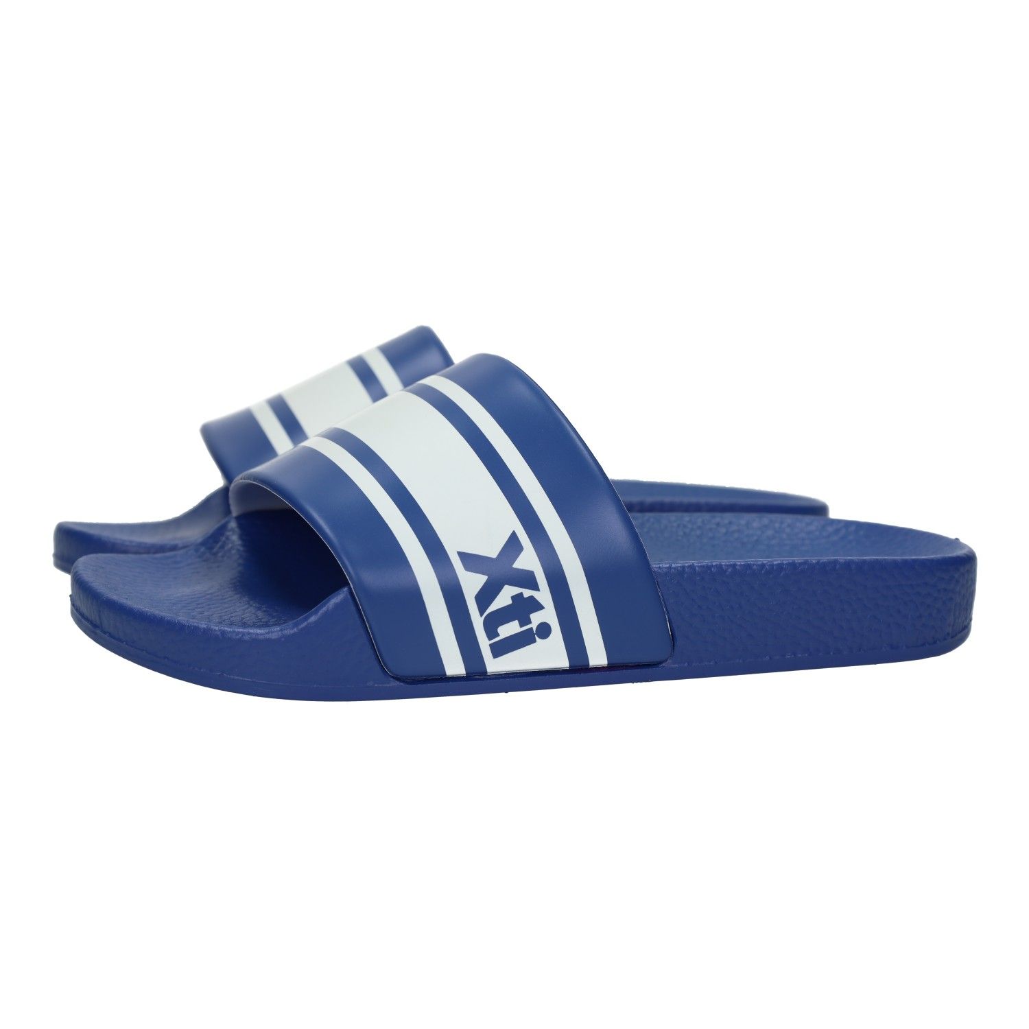 Sandalias marca XTI para niño en color azul marino. Chanclas de pala para niños, azul marino con detalles en blanco, chanclas azules de piscina, playa y verano, hechas por Xti