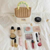 Bonita bolsa de maquillaje con forma de casita para mascotas, organizador de maquillaje portátil de viaje con bolsillos laterales y cremalleras dobles, neceser con bordado de la suerte para mujeres y niñas. - details 1