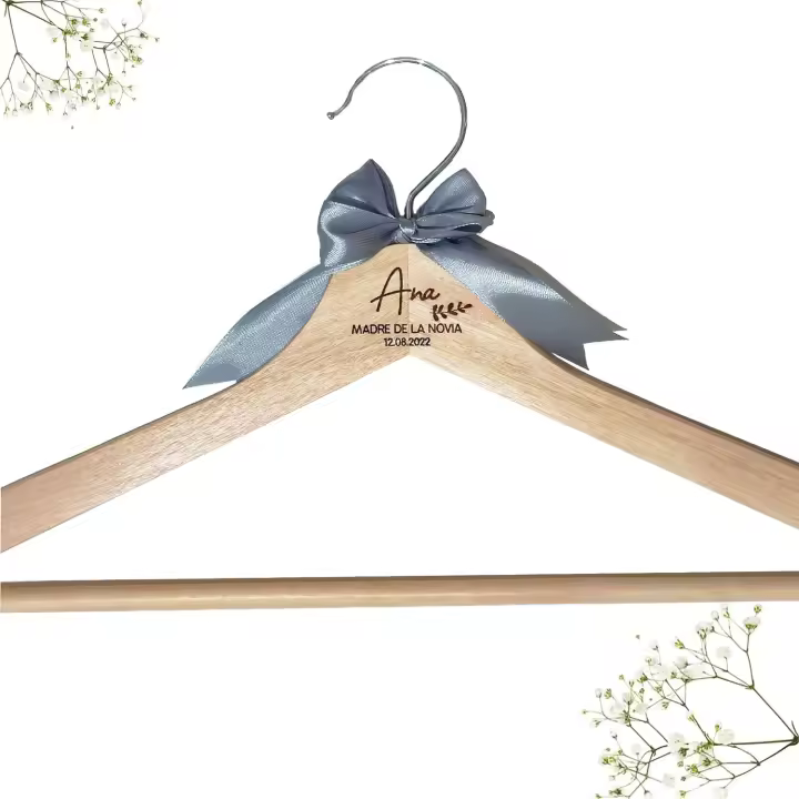 Percha grabada con datos boda| perchas de madera para bodas, bautizos, comuniones, eventos | regalo de bodas para novios, madrinas, padrinos. | perchas para boda | Lulamuk - 1