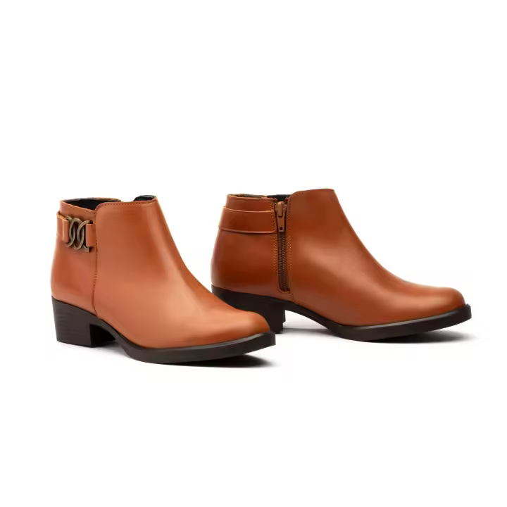 Mº6400 Cuero  Hecho en España Botín Mujer Piel Cuero Numeración: 35-41 Marca: JAM Estos elegantes botines de piel en color coñac presentan un acabado suave y pulido, lo que los hace ideales para cualquier ocasión, ya sea formal o casual. El d - 1