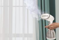 Plancha de vapor vertical con mango ergonómico para eliminar arrugas, desinfectar y desodorizar la ropa. 1500W de potencia, sistema anti goteo, calienta en 45 segundos, capacidad de 280 ml, pesa solo 1kg y viene con accesorios - details 1