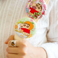 4pcs Auténticos Broches De Crayon Shin Chan Peluche Caja Sorpresa Dibujos Animados Lindo Colgante Para Ropa Y Mochilas Unisex - details 6