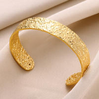 Pulsera Abierta Geométrica Vintage Para Mujer En Acero Inoxidable Color Oro Joven Y Elegante Joyería Clásica Regalo Ideal - details 0