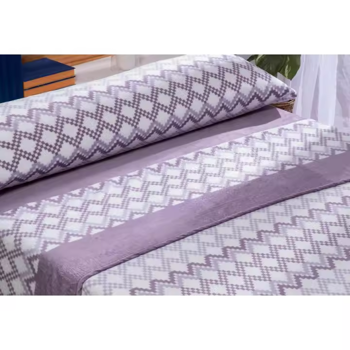 Juego de Sábanas Coralina Cama150 para Invierno Ultra Suaves Ligeras Ideales para proteger del Frio Intenso Estampado Geométrico Color Lavanda Marca Karamelo Home - 1