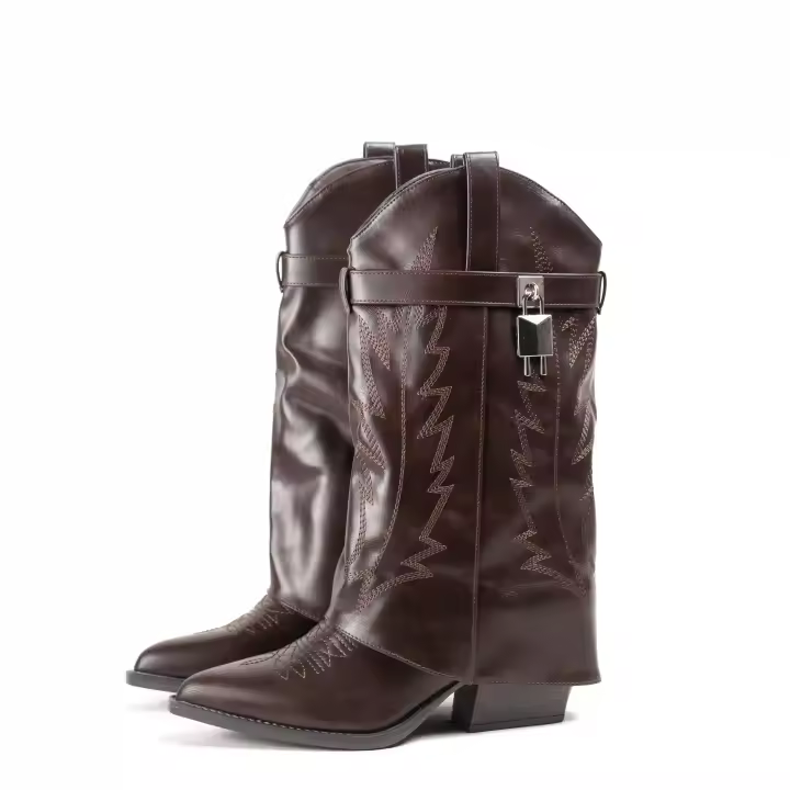 Botas Cowboy Estilo Pantalón con Bordados y Hebilla. Calzado Estilo Vaquero con Tacón Cubano. Lyla Wang - 1