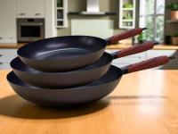 Juego de 3 Sartenes Cocina Llanas Acero de Carbono Inducción | Revestimiento Antiadherente | Calentamiento Rápido y Uniforme | Libre de PFOA | Mango silicona Estilo Madera Soft-Touch  | Modelos y Tamaños a Elegir Ø20/24/26/28/30 CM - Happy Friends - details 2