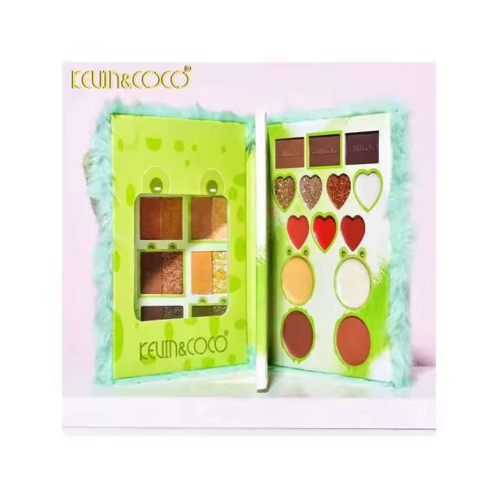 Kevin & Coco - Paleta completa de maquillaje Kevin & Coco con estuche peluche verde y diseño 3D - Incluye sombras, rubores, labiales e iluminadores en formatos divertidos - Texturas mate, shimmer y glitter - Ideal como regalo original - 1
