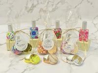 bálsamo de labios aroma vainilla y atomizador de cristal en bolsa de regalo con lazo y pegatina personalizada de boda regalos originales para invitados de boda personalizados detalles para invitadas de boda - details 1