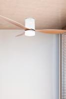 Ventilador Jocca de techo con diseño moderno blanco, luz LED 18W, 3 aspas ABS con un diámetro de 132 cm, motor DC silencioso 40W, 6 velocidades, temporizador de hasta 8 horas con control remoto. Ideal para hogar y oficina - details 3