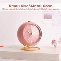 Reloj despertador de escritorio a pilas con luz, reloj analógico retro silencioso sin tictac, reloj de mesa ruidoso para mesita de noche, dormitorio, cocina, oficina, viajes, niños, decoración - details 2