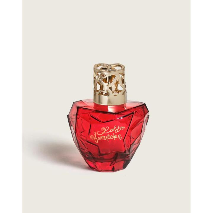Cofre lámpara Berger Lolita Lempicka SweetInicie sesión para añadir Cofre lámpara Berger Lolita Lempicka Sweet a la lista de favoritos Descubra la armonía entre el diseño rojo y la fragancia Lolita Lempicka Sweet, para aportar un toque dulce y sofisticado