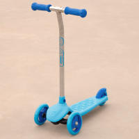 EVO - Patinete 3 ruedas azul, medidas 54x33,5x65,5 cm, peso máximo soportado 20 kg, freno trasero, base y manillar antideslizantes, juguetes niños +2 años, juguetes aire libre, juegos exterior - details 1