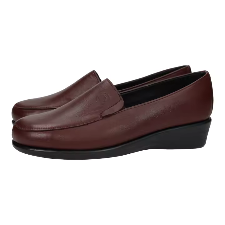 Zapatos Mocasín marca 48 HORAS para mujer en color burdeos. Mocasines de piel para mujer 48 HORAS, zapato de piel modelo clásico y cuña baja en color burdeos - 1