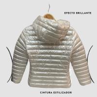 Beachy Abrigo Brillante Corto Ajustado Al Cuerpo Tallaje Normal Estiliza Figura Con Cremalleras Laterales - details 10