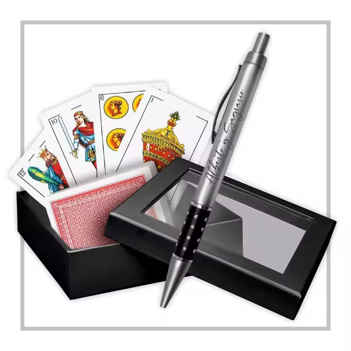 RegaloVip.es - Pack de 6 a 50, set baraja y bolígrafo, naipes españoles, regalos para bodas invitados originales, detalles bautizo para invitados, recordatorios de boda para invitados, baraja española - 1