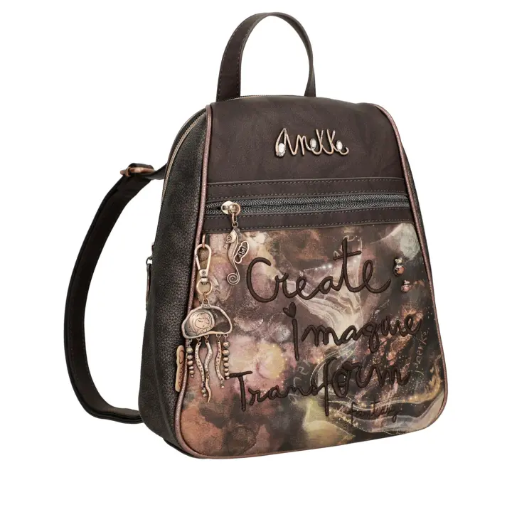 Mochila de tamaño mediano Land - Anekke Dreamverse - Compartimento principal con cierre de cremallera - Asas regulables - Bolsillo frontal y trasero con cierre de cremallera - Ref. 39715-211 - Mide 25 x 30 x 9 cm - 1