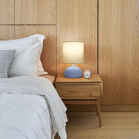 Aigostar Lámpara de cerámica de mesa, semioval azul, cuerpo de diseño sencillo color azul, pantalla de tela color blanco, casquillo E14. Perfecta para el salón, dormitorio o recibidor. - details 5