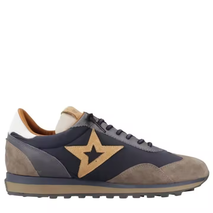 Cómoda  Deportiva hombre CETTI 1259 en naylon azul con refuerzos ante taupe con detalles amarillos. Cordones elásticos. Plantilla acolchada. Cómodo piso antideslizante. Altura Tacón bajo (1-3 cm) Referencia - 1