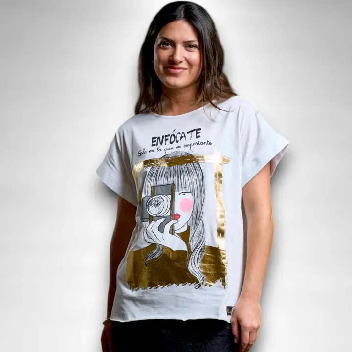 Camiseta Focus Anabel Lee Mujer | Algodón Recto Maxi Print Foil Dorado | Mensaje Inspirador - 1