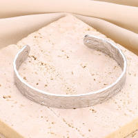 Pulsera Abierta Geométrica Vintage Para Mujer En Acero Inoxidable Color Oro Joven Y Elegante Joyería Clásica Regalo Ideal - details 3