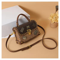 Bolso De Hombro Para Mujer Estilo Retro Con Decoración De Insignia De Oso Exquisito Bolso Cruzado De PU Suave Con Lining De Poliéster - details 11