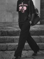 Camiseta siempre juntos negra y rosa de Aire Retro. Camiseta de algodón y corte recto, con la icónica imagen de la marca de las dos calaveras - details 2