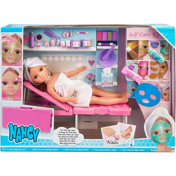 Nancy - Un día de SPA, muñeca con Toalla y Tumbona de SPA, Set para Hacer mascarillas, Maquillaje de Purpurina y Accesorios de Belleza, para niñas y niños a Partir de 3 años, Famosa, (NAC37000)