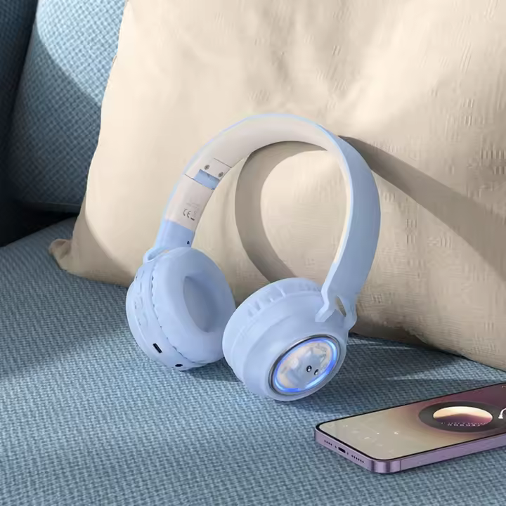 Auriculares inalámbricos Hoco W50 con orejas de gato, luz RGB y sonido de alta calidad. Hasta 12h de música. Conexión Bluetooth, TF y AUX. Almohadillas cómodas y diadema ajustable. Ideal para niños y viajes largos - 1