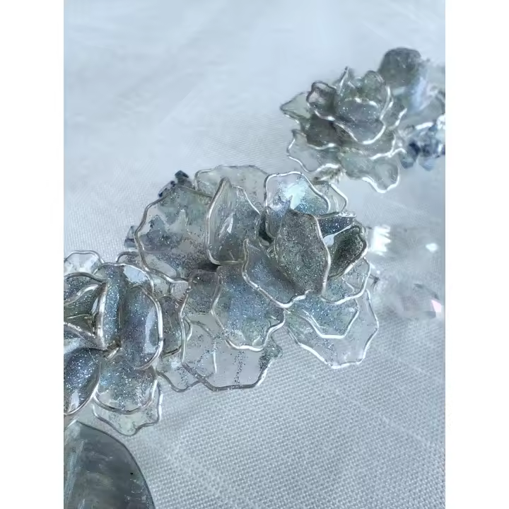 TOCADO CON ROSAS DE RESINA TRANSPARENTES CON TOQUES AZULES Y CUENTAS DE CRISTAL. PARA NOVIA, MADRINA, QUINCEAÑERA. HECHO A MANO. - 1