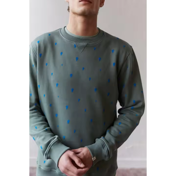 TIWEL Sudadera Ramsa, en color verde y composición 100% con materiales orgánicos y reciclados. Estampado suave a mano all-over-print (AOP) estilo gotas de lluvia invertidas, para la nueva cápsula temática “Art Patterns“. - 1