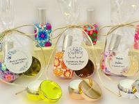 bálsamo de labios aroma vainilla y atomizador de cristal en bolsa de regalo con lazo y pegatina personalizada de boda regalos originales para invitados de boda personalizados detalles para invitadas de boda - details 0