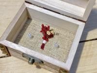 Porta alianzas para boda artesanales en cofre de madera con ramitos de flores naturales preservadas paniculata broom glixias azules blanco roto granate baúl de madera para anillos de boda - details 1