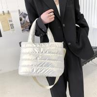 Bolso De Hombro De Nylon Puffer Para Mujer Invierno Bolso De Mano Chic Cuadrado Suave Cierre De Cremallera Estilo Versátil - details 9