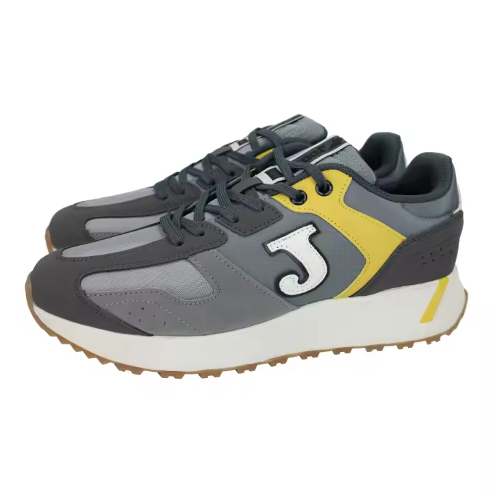Deportivos marca JOMA para hombre en color negro. Deportivas JOMA para hombres, color negro, gris y amarillo, con cierre de cordones. Diseño versátil para hacer deporte o usar a diario. - 1