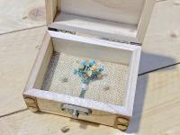 Porta alianzas para boda artesanales en cofre de madera con ramitos de flores naturales preservadas paniculata broom glixias azules blanco roto granate baúl de madera para anillos de boda - details 4