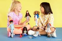Creatable World ,Figura Unisex, muñeco inclusivo articulado, pelucas castañas con rizos y accesorios Mattel GGT68 - details 7