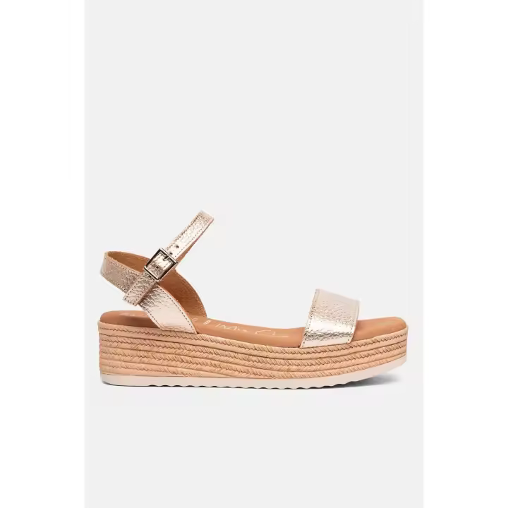 5700 OH MY SANDALS Sandalia mujer de la marca Oh My sandals fabricada en piel color dorado. Tira ancha en el empeine y cierre mediante hebilla al tobillo. Planta de piel acolchada y suela con plataforma. - 1