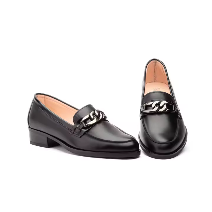 MºPYM-1810 Negro  Hecho en España Zapatos Mujer Piel Negro Hebilla Numeración: 35-41 Marca: Par y Medio Elegantes zapatos mocasines de la marca Par y Medio, perfectos para el uso diario o eventos formales. Estos zapatos están confeccionados e - 1