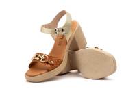 FX-2579 Platino Hecho en España Sandalias Mujer Piel Platino Tacón Hebilla Numeración: 35-41 Marca: JAM Sandalias de tacón en tonos marrón y dorado, con un diseño sofisticado y detalles trenzados en la parte delantera. Fabricadas en piel - details 4