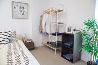 Perchero metálico, con 4 Estantes, Blanco, Diseño Moderno, Marco Resistente, Antideslizante, para Dormitorio, Estudio, Armario, Ropa y zapatos, Secado, Montaje fácil - details 1