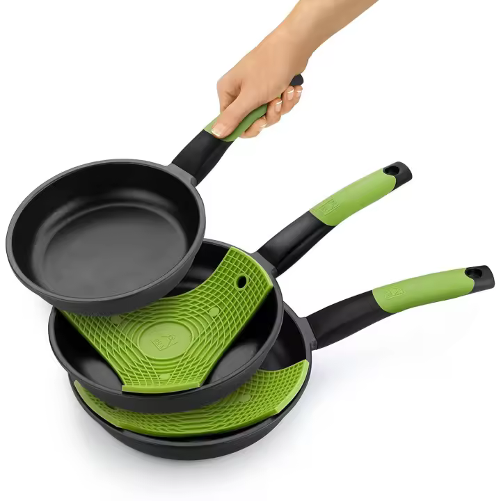 Prior Set de 3 Sartenes, 20-24-28 cm, Fundido Antiadherente Aluminum, with Dos Salvamanteles Safe Verdes, Aptas para Todo Type de Cocinas Included Inducción - 1