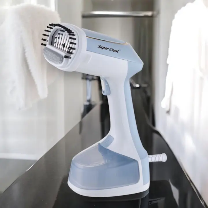 Plancha de vapor vertical Super Crest con mango ergonómico para eliminar arrugas, desinfectar y desodorizar la ropa. 2000W de potencia, suela acero inoxidable, calienta en 15 segundos, capacidad de 200 ml, y viene con accesorios - 1