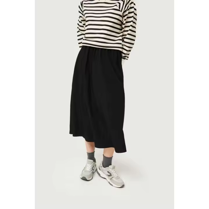 Falda midi en tejido técnico negra de Compañía Fantástica - 1
