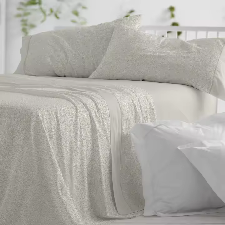 Juego de sábanas. Diseño 047. BURRITO BLANCO. Incluye sábana encimera, bajera y 1 o 2 fundas de almohada. Estampado geométrico. Disponible en color Salvia y arena. 50% Algodón- 50% poliéster. Tamaños 90, 105, 135, 150-160, 180 y 200cm. - 1