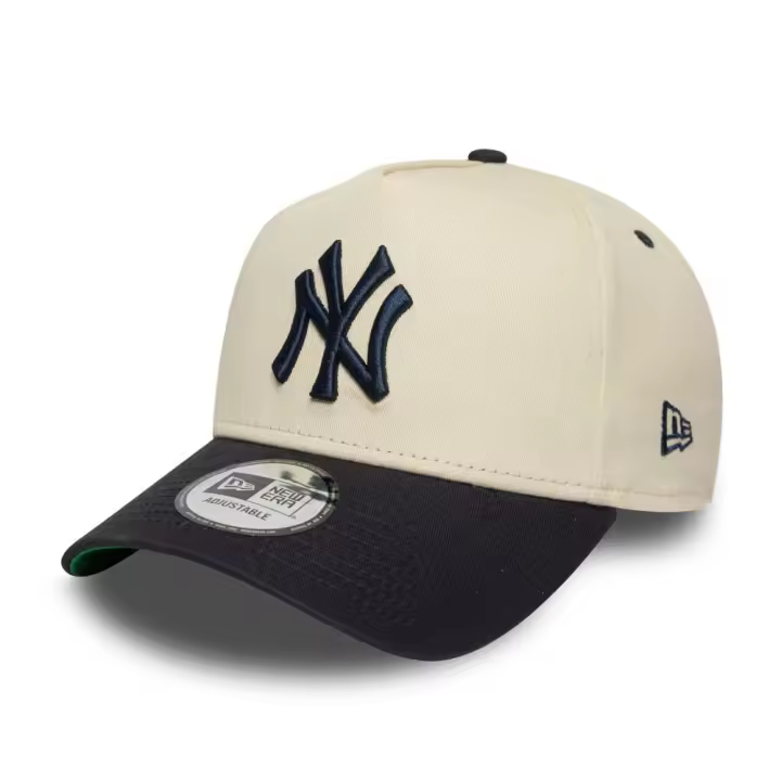 NEW YORK YANKEES BLKBLK de New Era. Gorra New Era con diseño ajustable y transpirable. Ideal para complementar tu estilo y protegerte del sol con un look urbano. - 1