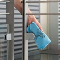 Vileda Profesional PVAmicro 5und, bayeta multiusos ideal para cualquier superficie: mobiliario de oficinas, superficies acristaladas, acero inoxidable y muchas más. Su recubrimiento de PVA facilita el escurrido en áreas con mucha agua. - details 1