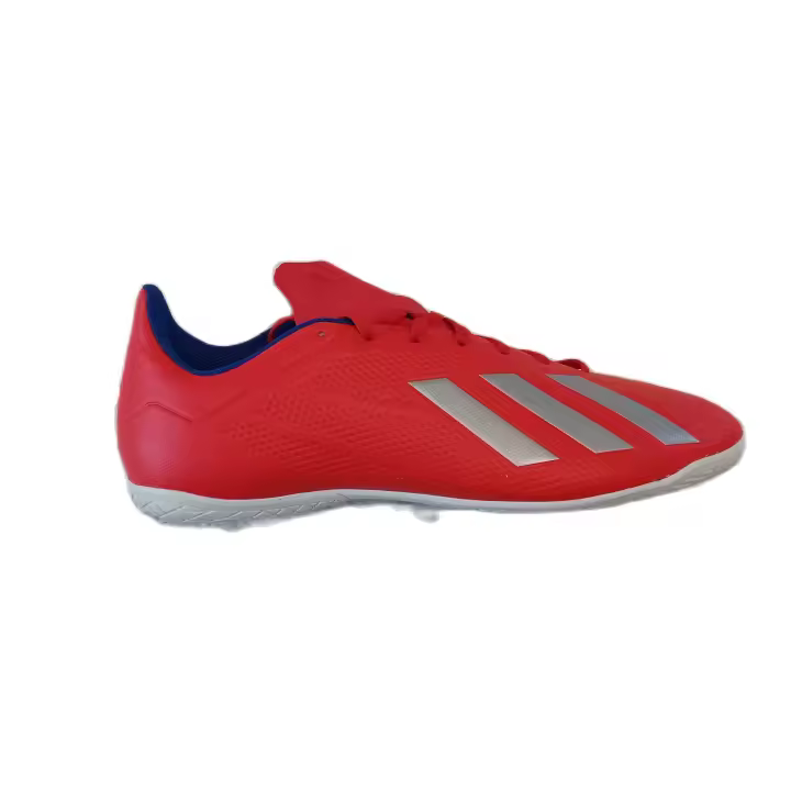 Botas Futbol Sala Adidas Adulto, modelo X18.4 Indoor, Referencia BB9406 color rojo con bandas características de Adidas en plata; suela blanca que no deja marca. Muy ligeras y cómodas para el futbolista que le gusta tocar el balón. 572436 - 1