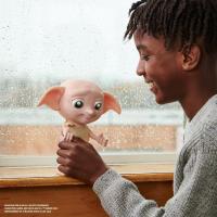 SPIN MASTER - Wizarding World, Harry Potter, Muñeco de elfo interactivo Magical Dobby de 21,6 cm con calcetín y más de 30 sonidos y frases, Juguetes para niños y niñas a partir de 6 años - details 4